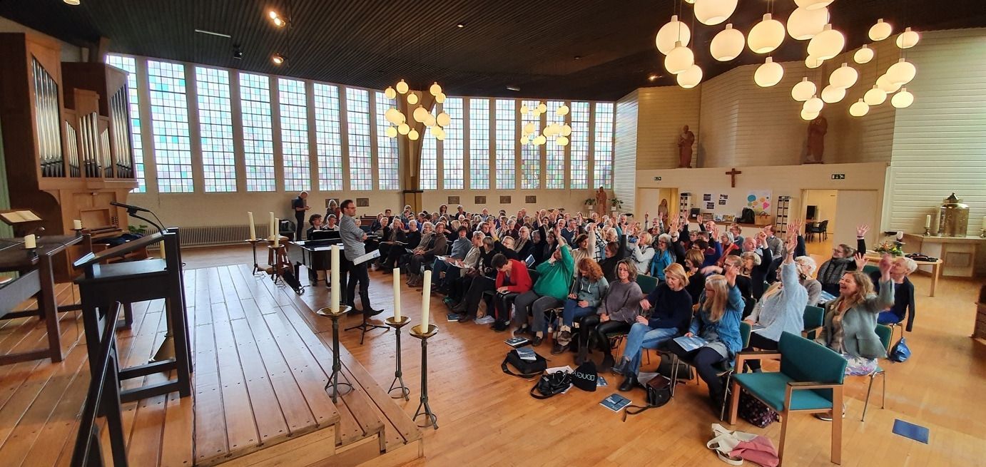 Groepsfoto van de Utrechtse Oratorium Vereniging, repeterend in een kerk